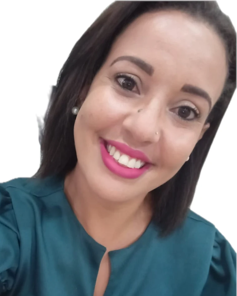 Camila Amaral, de uniforme da clínica, sorrindo